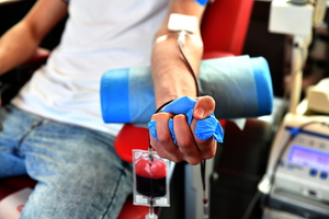 policjanci oddają krew