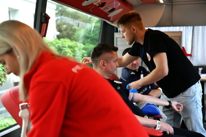 policjanci oddają krew