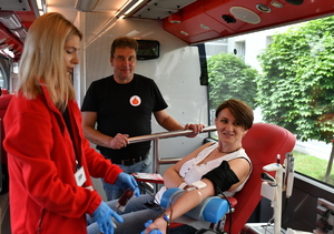 policjanci oddają krew