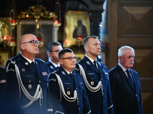 Policjanci oraz goście podczas święta policji w cerwkwii