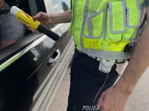 policjant kontroluję trzeźwość