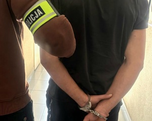 policjant z zatrzymanym