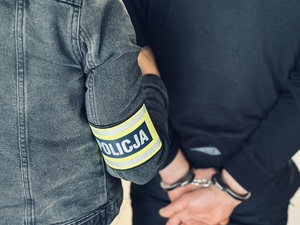 policja z zatrzymanym