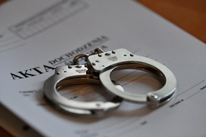 kajdanki i teczka z napisem akta