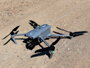 policjacni podczas dzialan z dronem