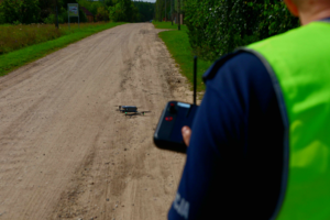 policjacni podczas dzialan z dronem
