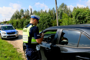 policjacni podczas dzialan z dronem