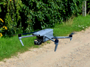 policjacni podczas dzialan z dronem