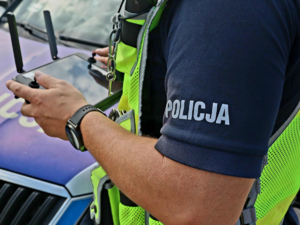 policjacni podczas dzialan z dronem