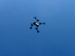 policjacni podczas dzialan z dronem