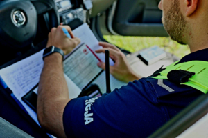 policjacni podczas dzialan z dronem