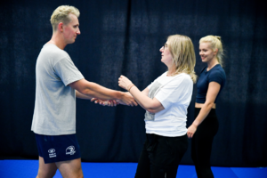 policjanci podczas szkolenia z lekarzami