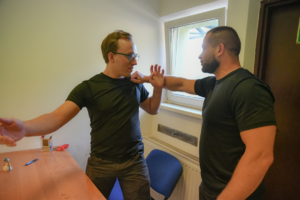 policjanci podczas szkolenia z lekarzami