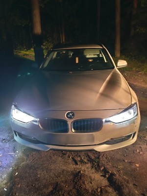 skradziony pojazd bmw oraz mężczyzna który śpi w pojeździe