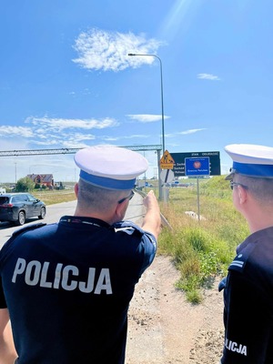 POLICJANCI PODCZAS KONTROLI POJAZDÓW