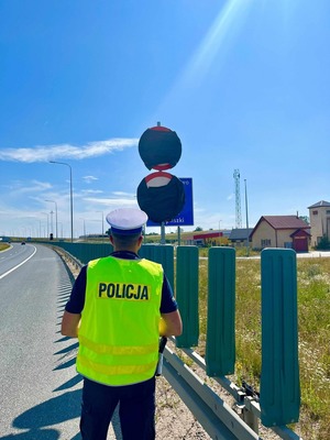 POLICJANCI PODCZAS KONTROLI POJAZDÓW