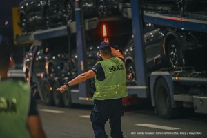 POLICJANCI PODCZAS KONTROLI POJAZDÓW