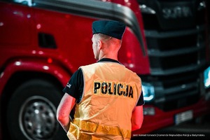 POLICJANCI PODCZAS KONTROLI POJAZDÓW