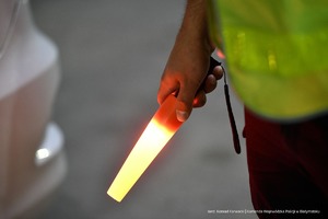 POLICJANCI PODCZAS KONTROLI POJAZDÓW