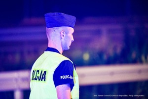 POLICJANCI PODCZAS KONTROLI POJAZDÓW