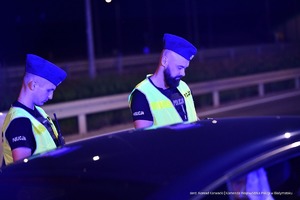 POLICJANCI PODCZAS KONTROLI DROGOWYCH