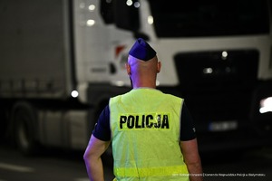 POLICJANCI PODCZAS KONTROLI DROGOWYCH