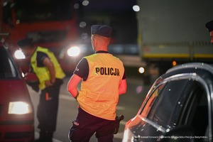 POLICJANCI PODCZAS KONTROLI DROGOWYCH