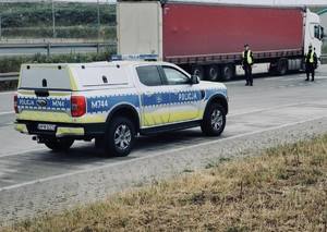 POLICJANCI PODCZAS KONTROLI DROGOWYCH