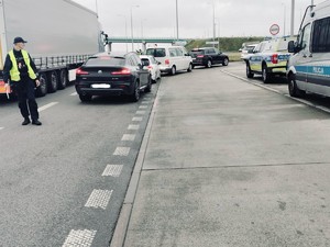 POLICJANCI PODCZAS KONTROLI DROGOWYCH