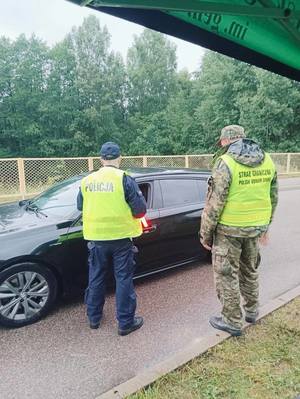 POLICJANCI PODCZAS KONTROLI DROGOWYCH