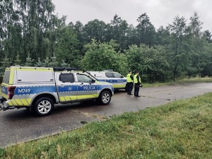 POLICJANCI PODCZAS KONTROLI DROGOWYCH