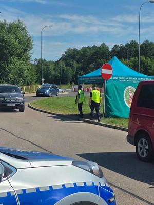 POLICJANCI PODCZAS KONTROLI DROGOWYCH