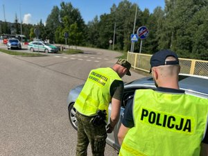 POLICJANCI PODCZAS KONTROLI DROGOWYCH