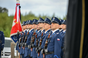 policjacni podczxas pogrzbu
