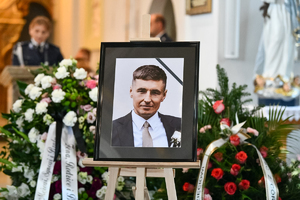 policjacni podczxas pogrzbu