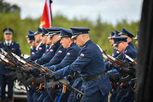 policjacni podczxas pogrzbu