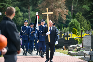 policjacni podczxas pogrzbu