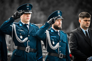 policjacni podczxas pogrzbu