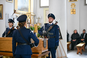 policjanci podczas pogrzbu