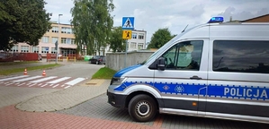 radiowóz zaparkowany przed szkołą