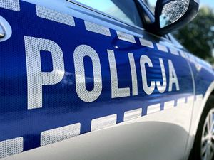 napis policja na boku radiowozu