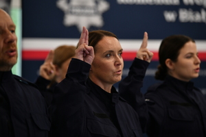 policjanci oraz uczestnicy podczas ślubowania