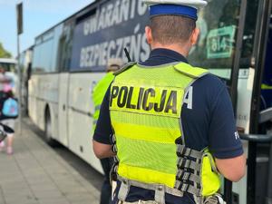 policjanci kontrolują pojazdy