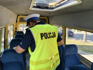 policjanci kontrolują pojazdy