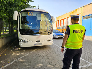 policjanci kontrolują pojazdy