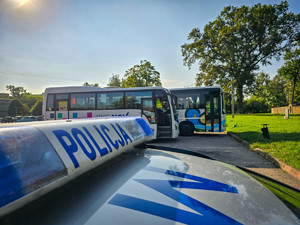 policjanci kontrolują pojazdy