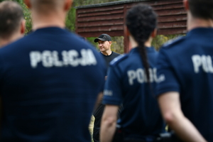 policjanci podczas eliminacji