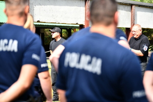 policjanci podczas eliminacji
