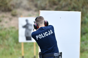 policjanci podczas eliminacji