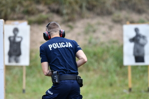 policjanci podczas eliminacji
